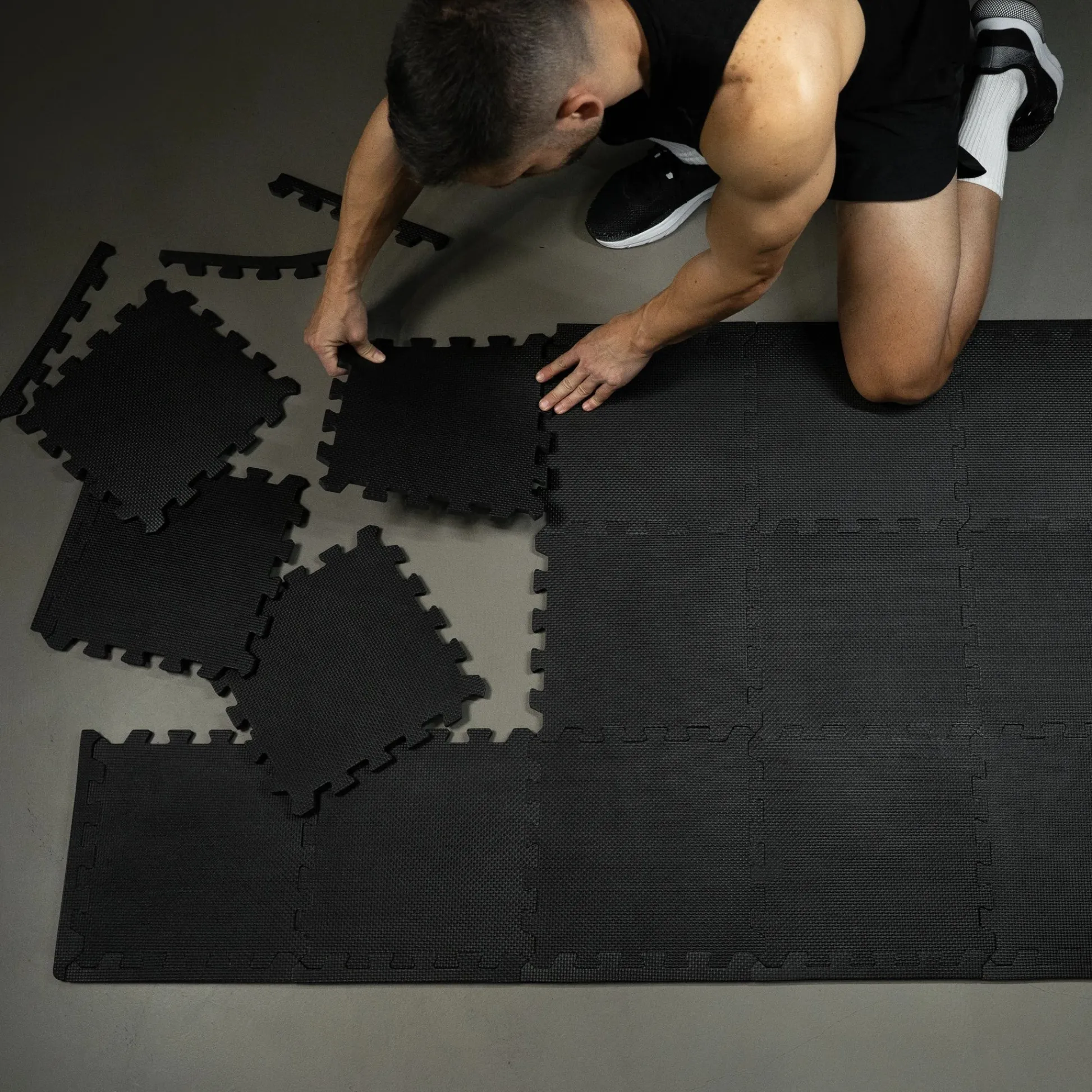 Gorilla Sports Bodenschutzmattenset 30x30cm - 18 Matten inkl, Endstücke Holzoptik Discount